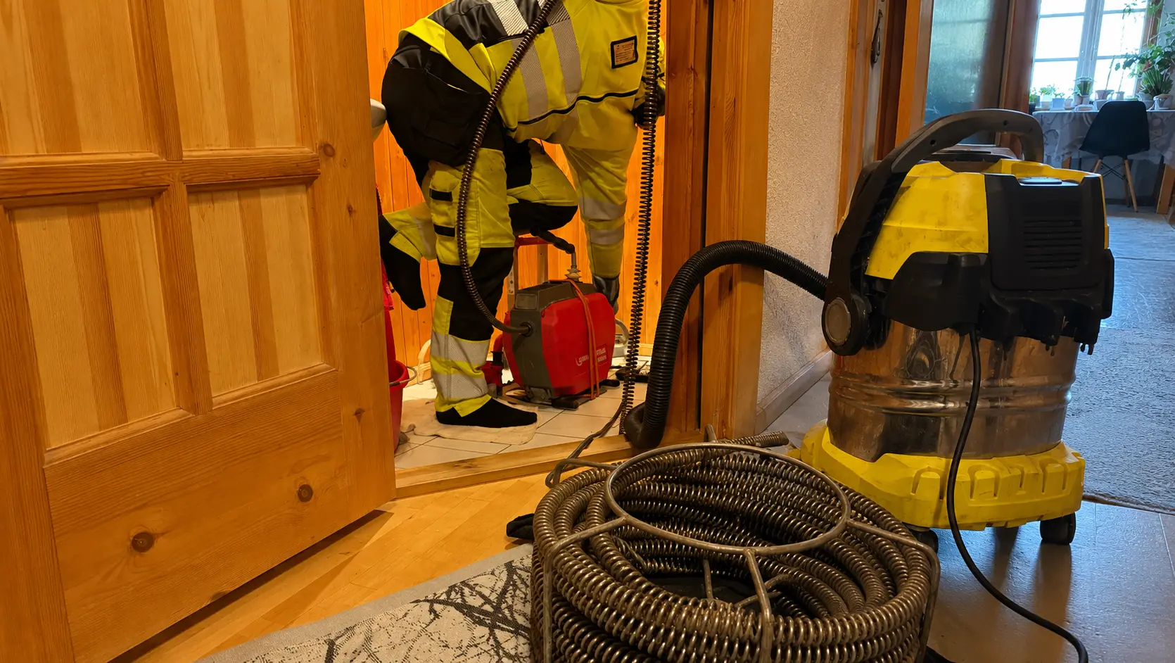 Ummistunud kanalisatsioonitoru enne puhastust